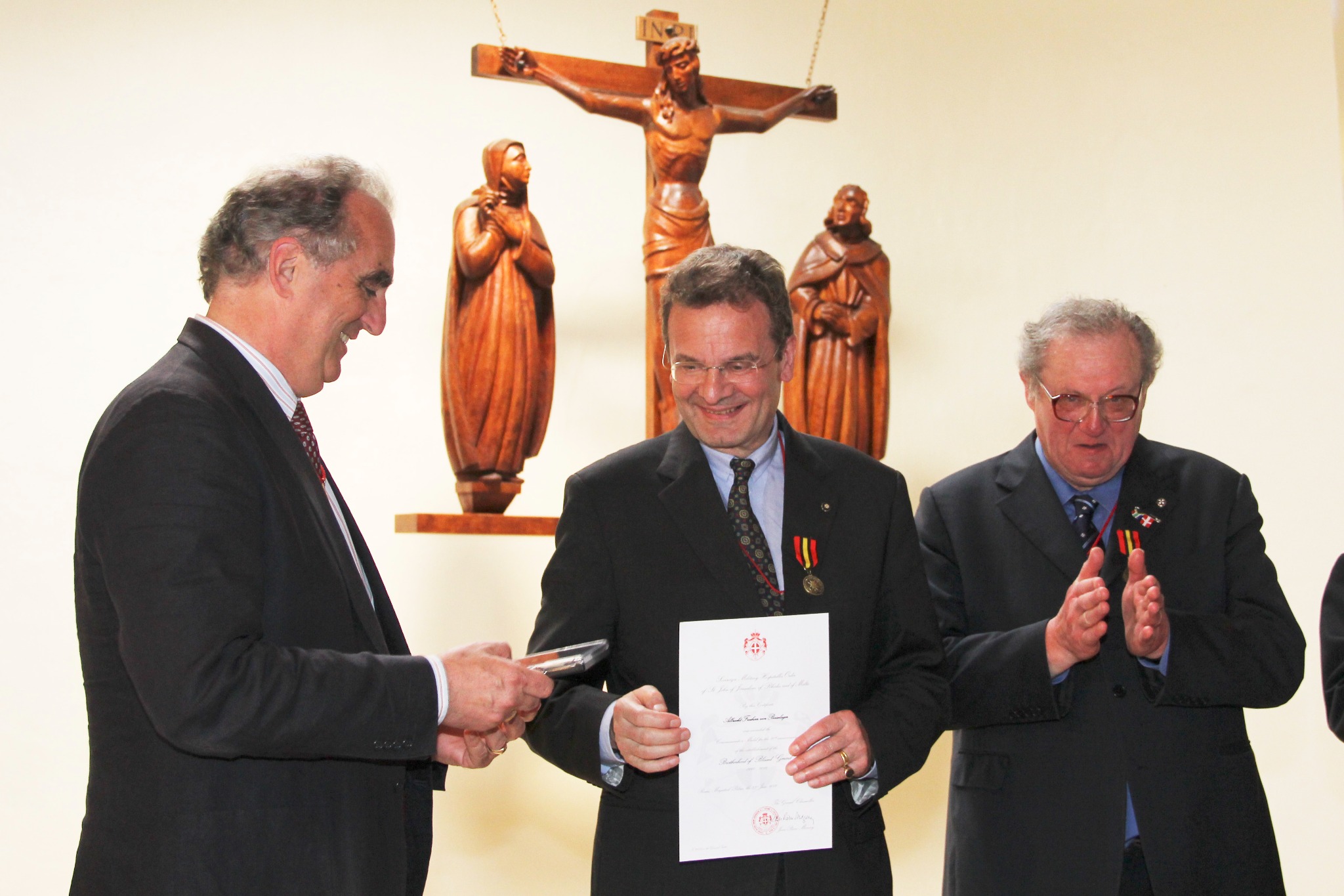 Grand Hospitaller Albrecht Freiherr von Boeselager receiving the Brotherhood's twentieth-anniversary commemorative medal in Mandeni on 13 April 2014