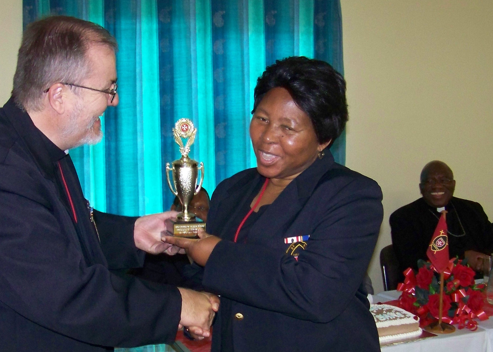 Father Gérard presenting the President’s Award trophy to Nokuthula Thabethe