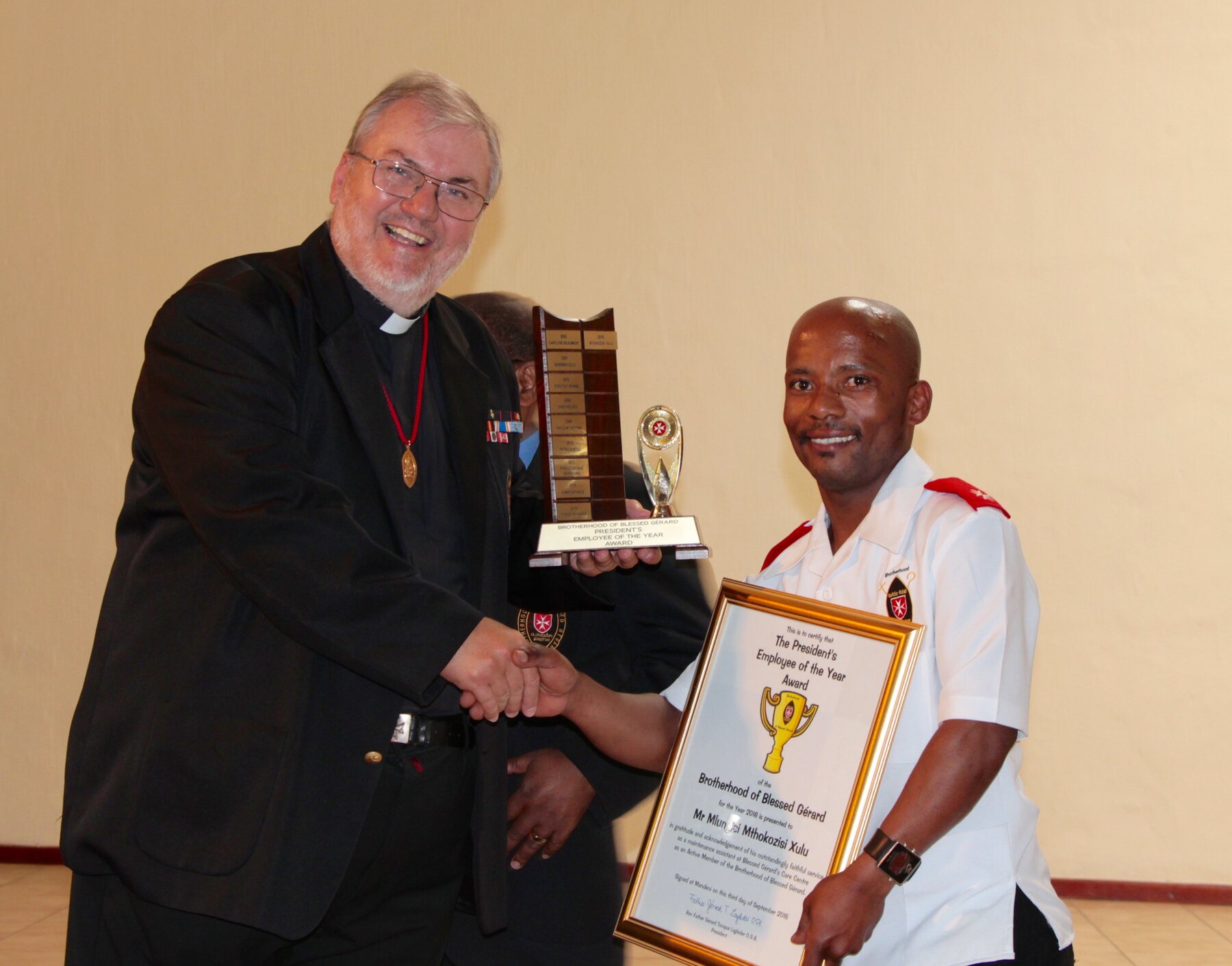 Mlungisi Mthokozisi Xulu receiving the President’s Employee of the Year Award