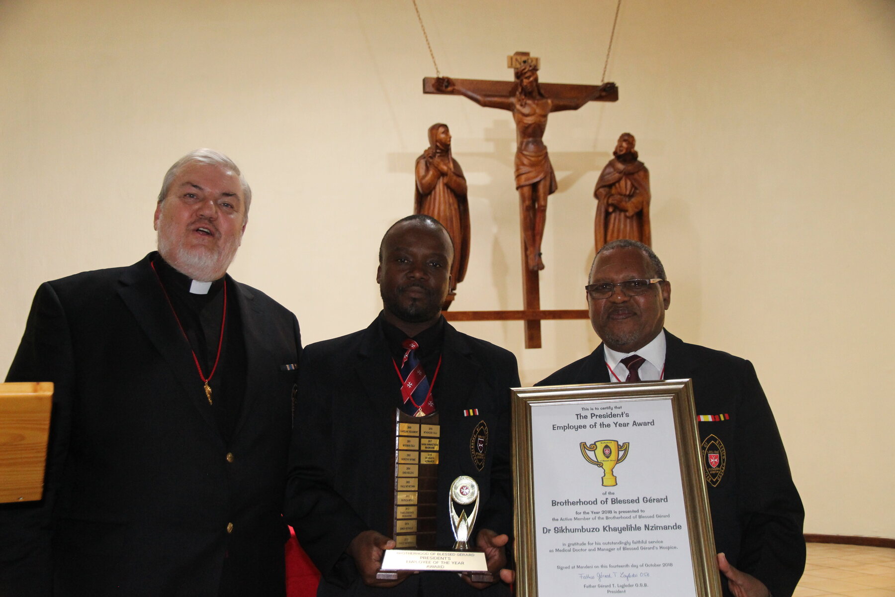 Dr Sikhumbuzo Khayelihle Nzimande receiving the President’s Employee of the Year Award